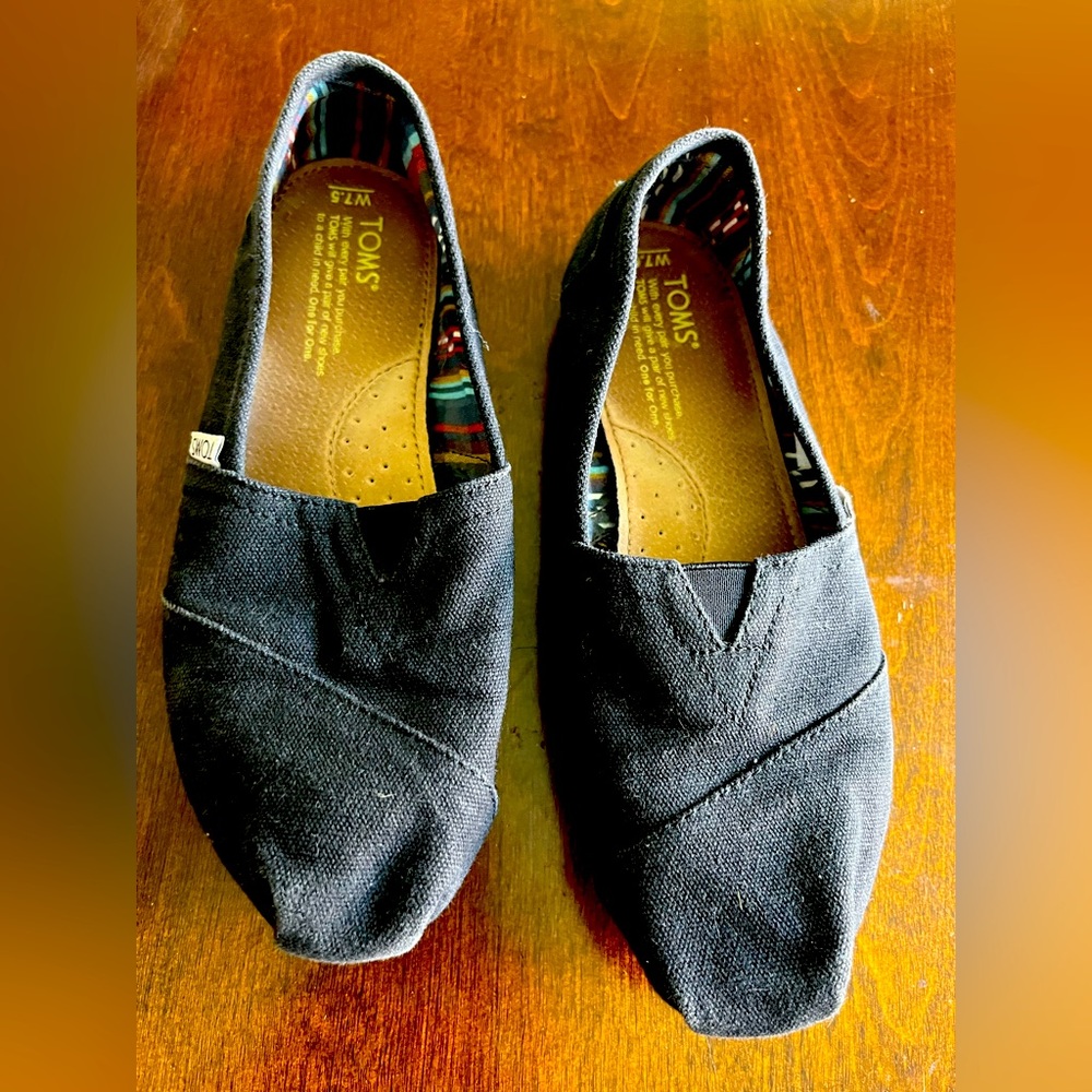 TOMS size 7.5. Pre-loved. Good condition